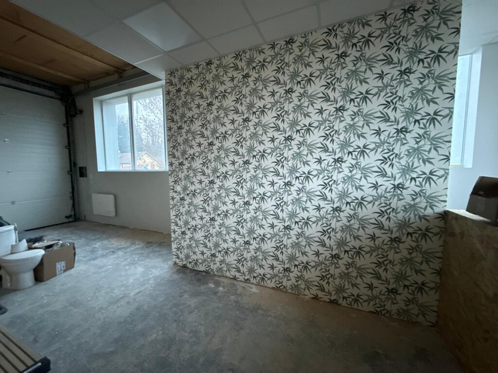 Papier peint à motifs végétaux posé sur un mur de chambre