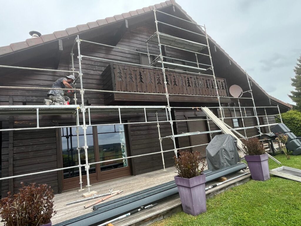 Chalet en bois sous échafaudage, vue de face