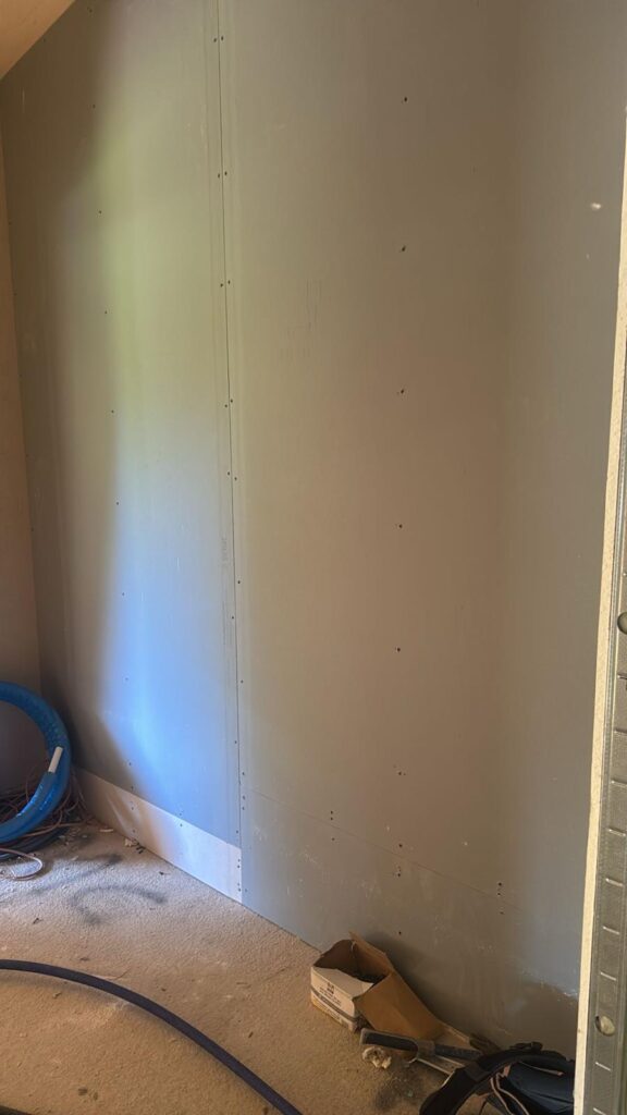 Angle de pièce en cours de pose de plaques de plâtre