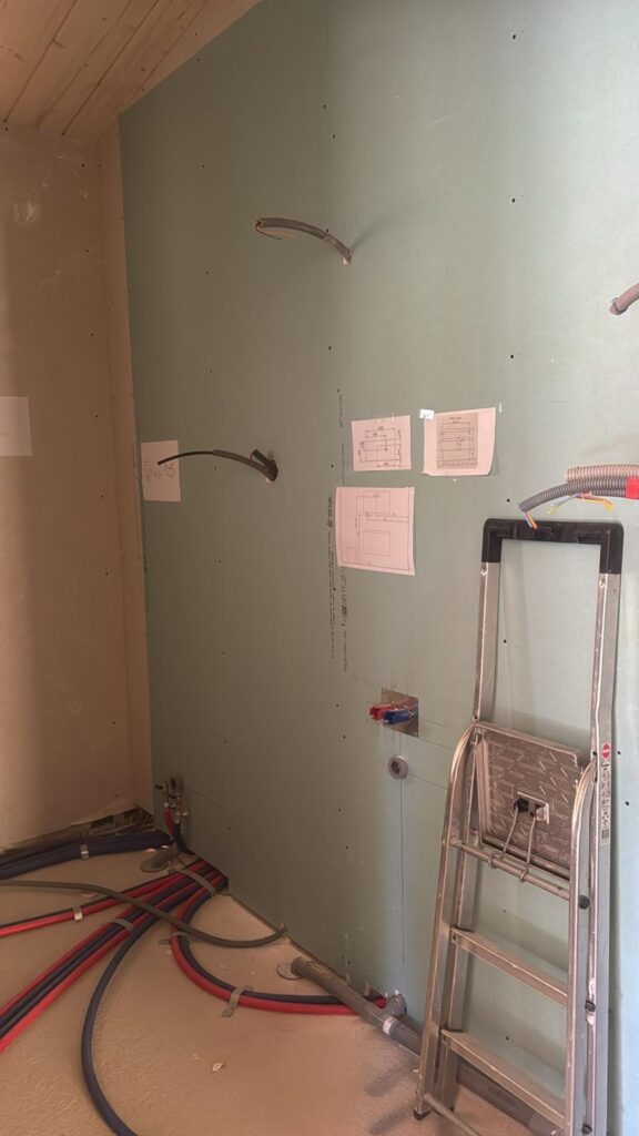 Mur en préparation avec escabeau et gaines électriques