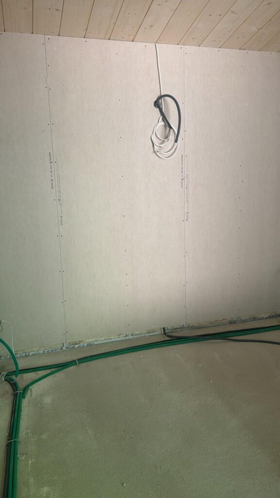 Mur blanc avec attente électrique et gaine verte au sol