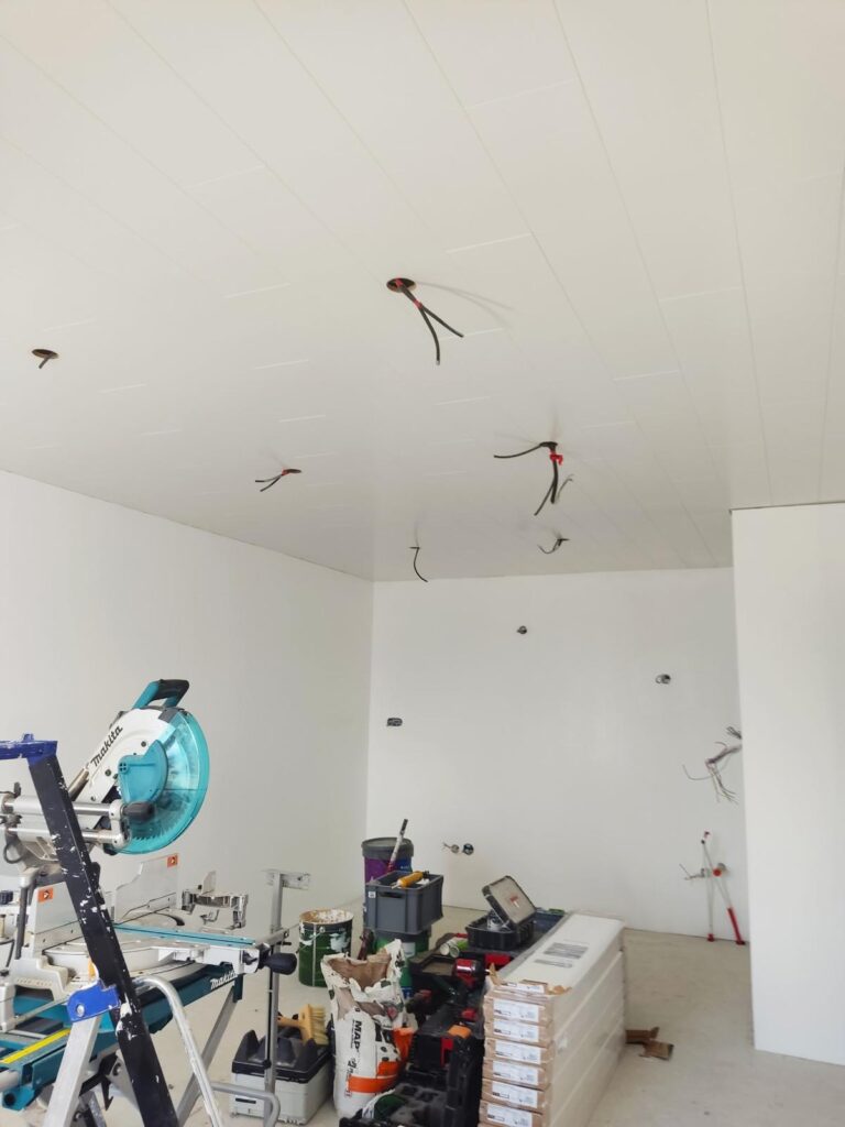 Pièce blanche avec escabeau et outils après la pose du placo