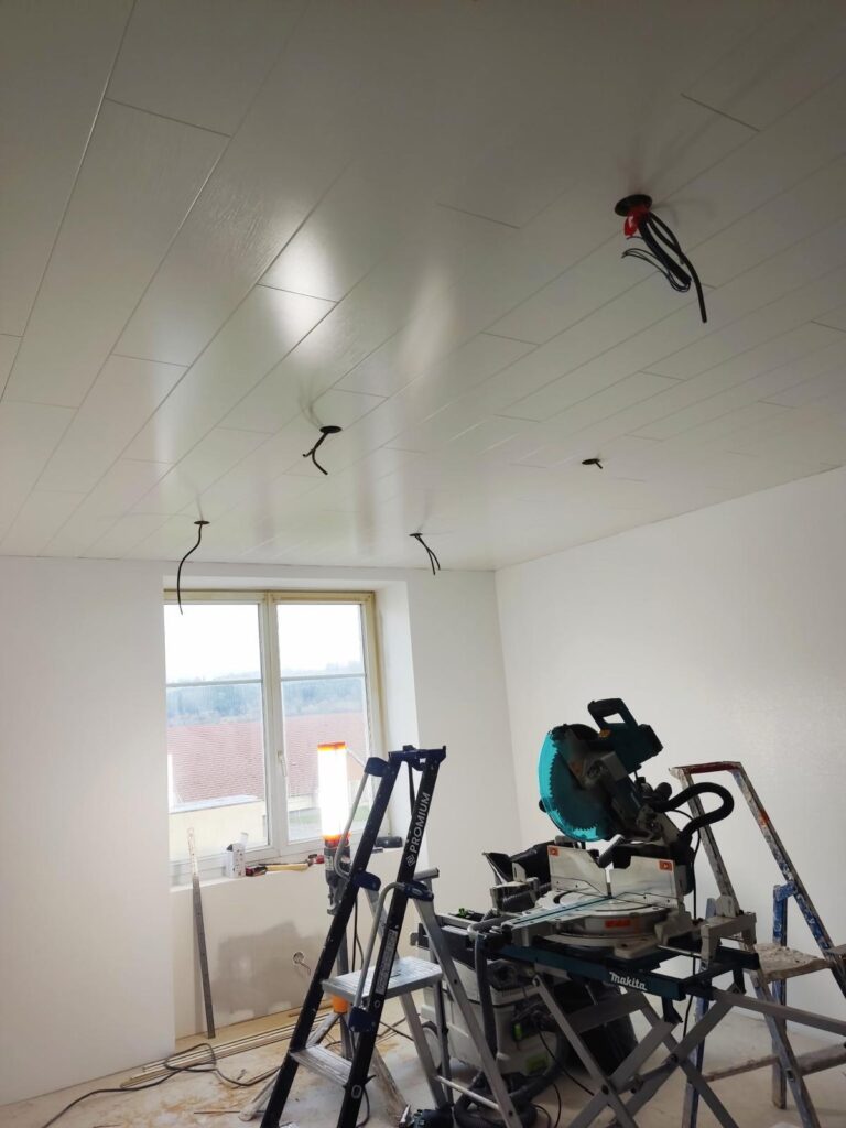 Pièce lumineuse avec scie à onglet et escabeau, plafond placo