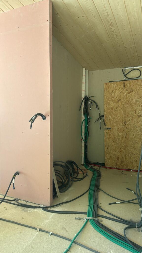 Cloison et plafond lambrissé avec gaines électriques au sol