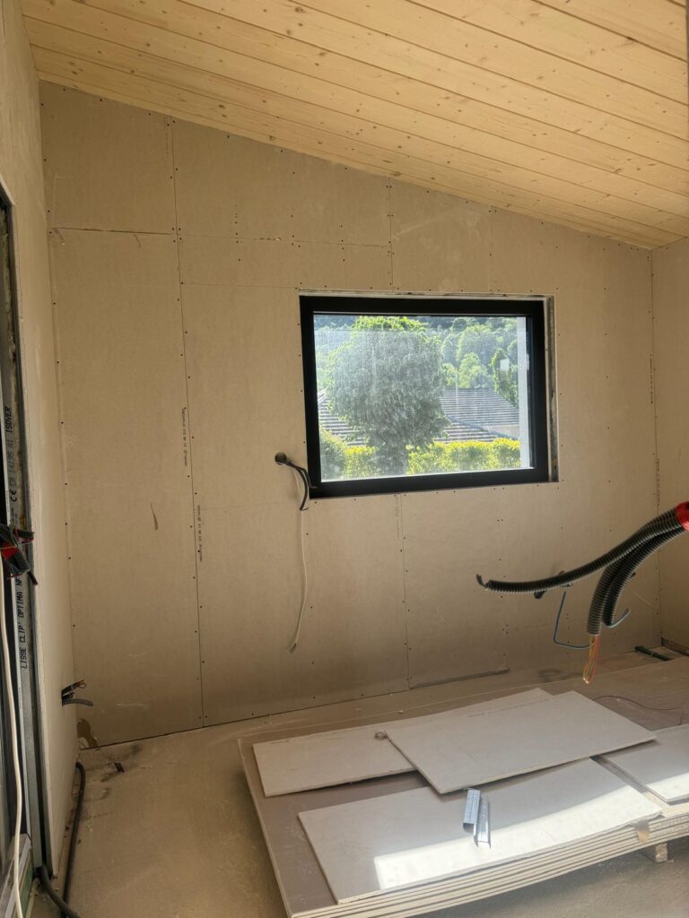 Pièce aux murs en bois avec fenêtre, avant rénovation intérieure