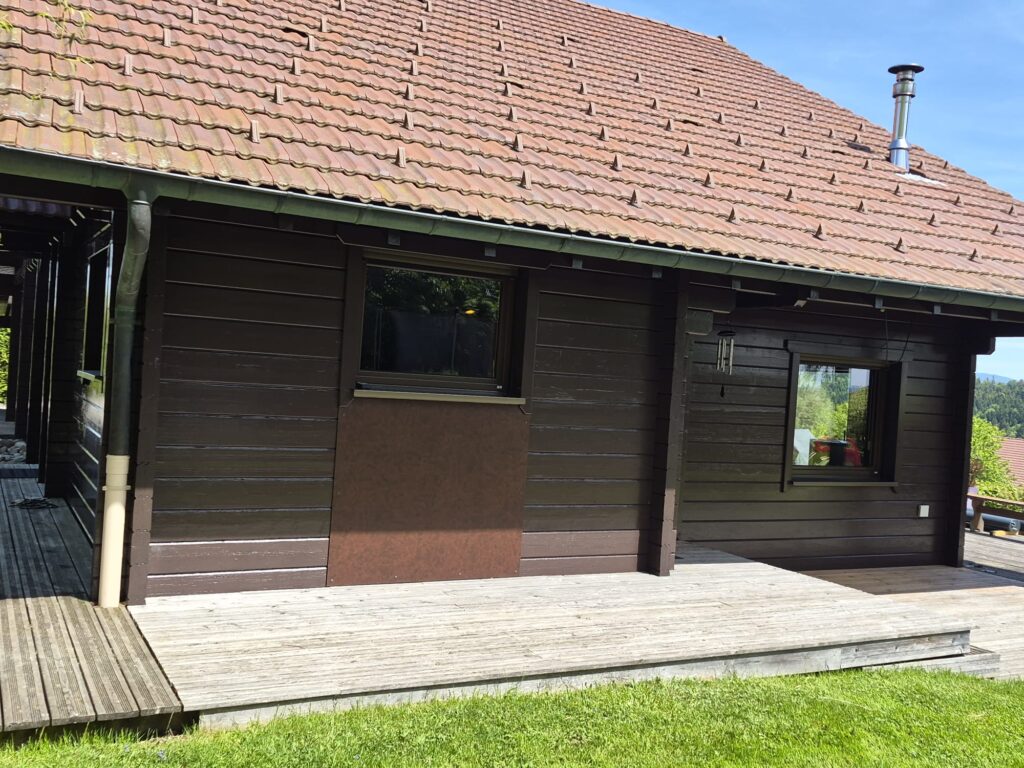 Chalet en bois avec terrasse et jardin à rénover
