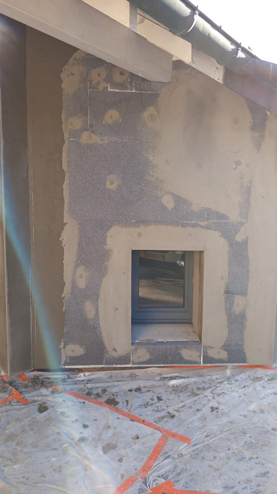 Isolation extérieure de façade : fenêtre encadrée d'enduit sur panneaux isolants