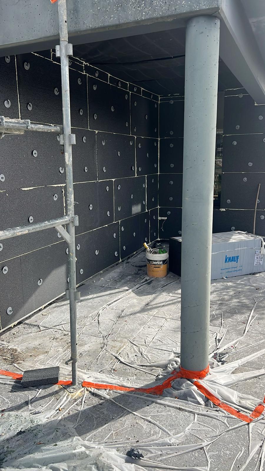 Isolation extérieure de façade : panneaux isolants fixés au mur d'une terrasse couverte