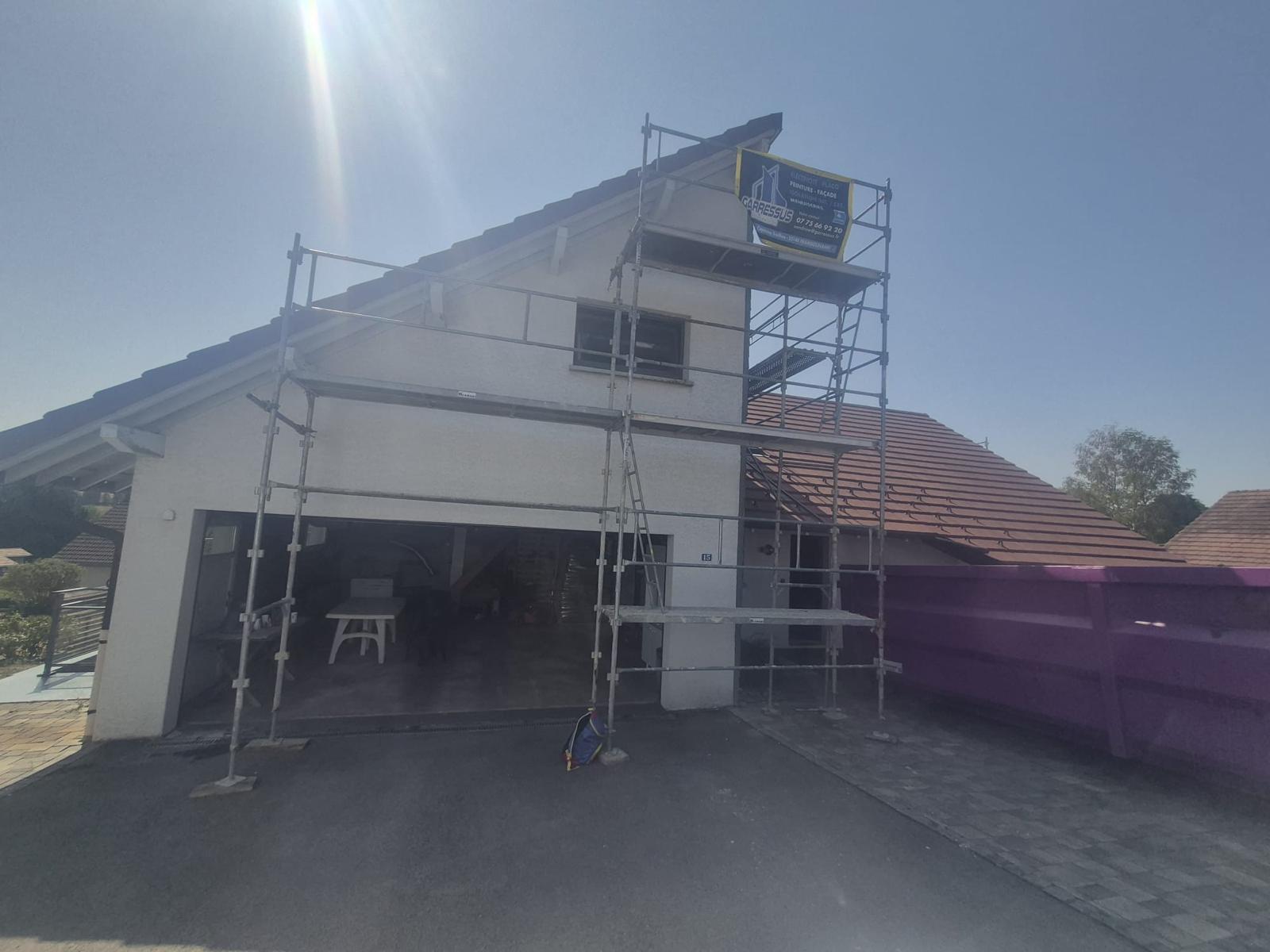 Isolation extérieure de façade : pignon de maison et échafaudage