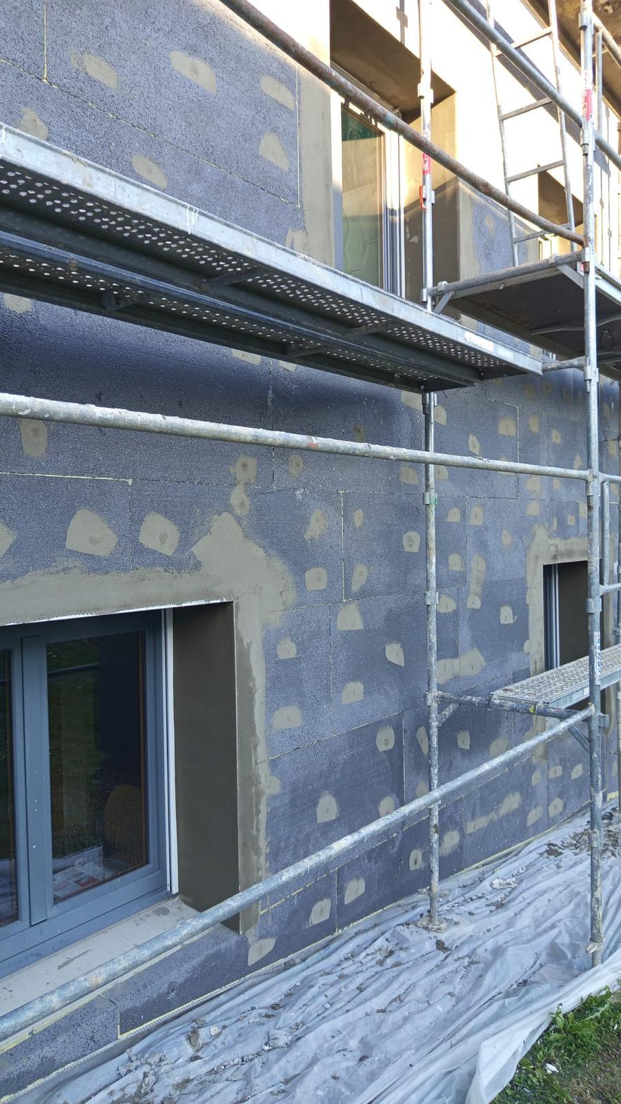 Isolation extérieure de façade : fenêtre et plaques isolantes avec enduit de base