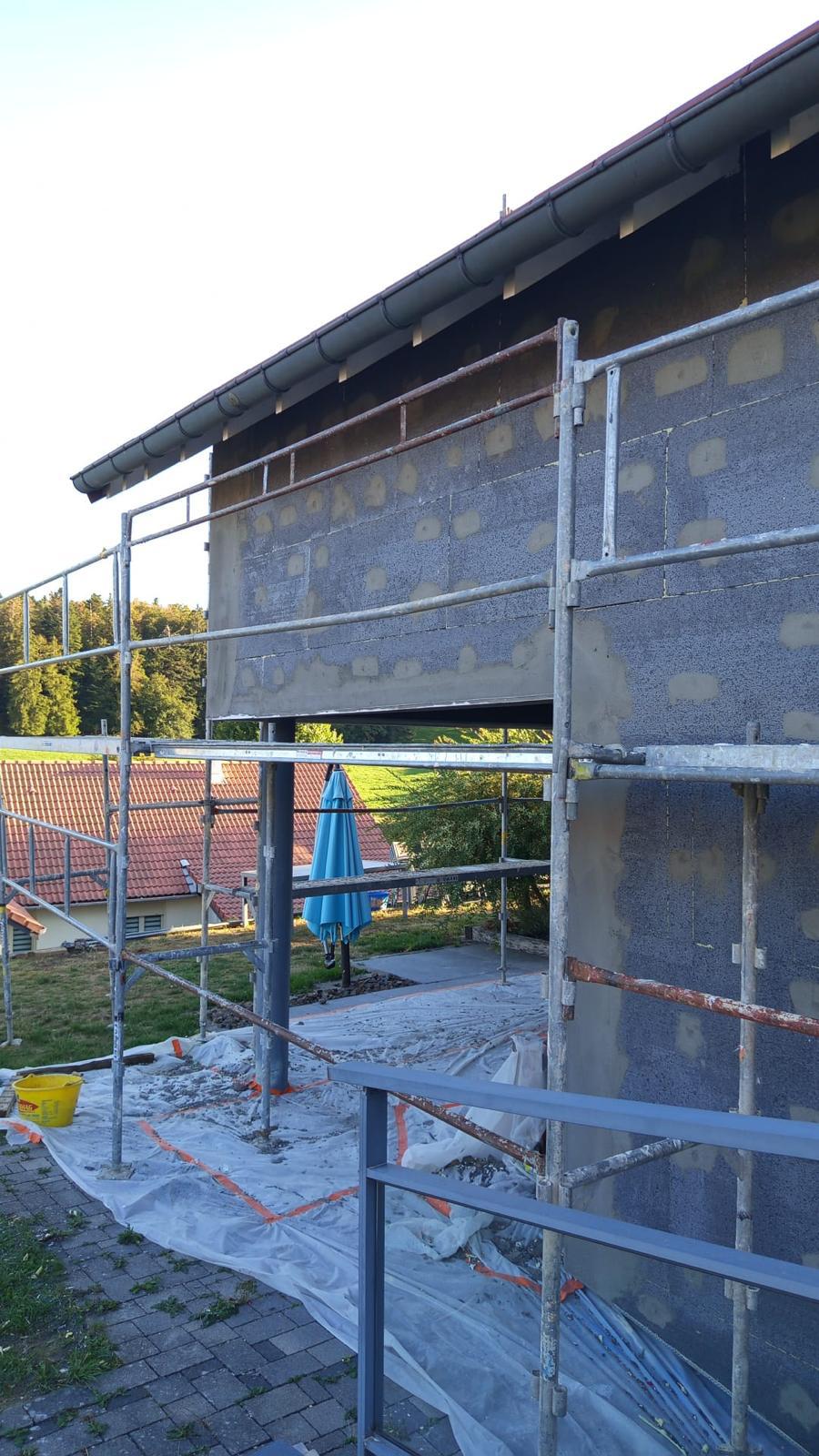 Isolation extérieure de façade : échafaudage sur terrasse et mur isolé