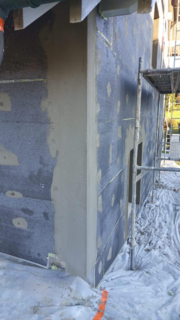 Isolation extérieure de façade : angle de bâtiment et panneaux isolants